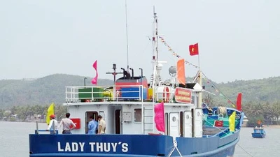  Cứu hộ cứu tàu cá vỏ thép bị nạn