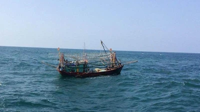 Sóng đánh sập cabin tàu cá, sáu ngư dân đang nguy cấp 