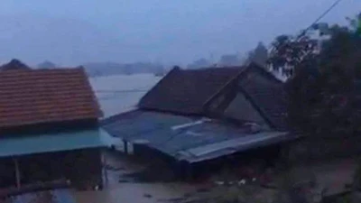 Hàng ngàn người ở Phú Yên đang chạy lũ trong đêm