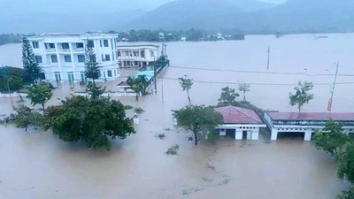 Hàng chục ngàn căn nhà ở Phú Yên vẫn ngập trong lũ