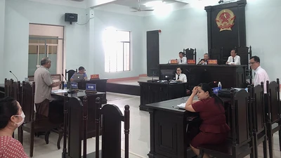 Ngừng phiên tòa kiện chủ tịch tỉnh vì không cung cấp thông tin