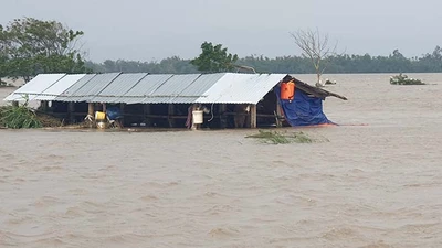 Lũ dữ ở Phú Yên: Tìm thấy thi thể 2 cháu bé mất tích do lật ca nô cứu hộ