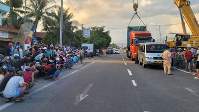 Bị cuốn vào gầm xe đầu kéo, 2 người tử vong