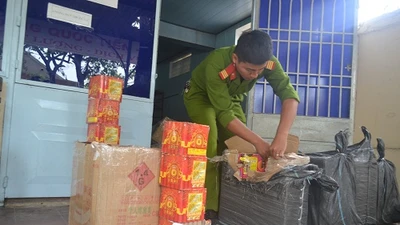 Xe chở khách vận chuyển kèm... 2 tạ pháo hoa