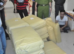 Đột kích cơ sở chế biến 'cỏ mỹ'