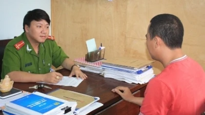 Hoảng sợ vì bỗng dưng bị bắn bi sắt vào nhà