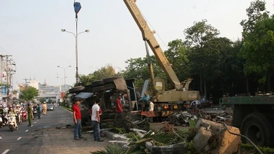 Xe container lật nghiêng, hàng tấn sắt vụn tràn ra đường