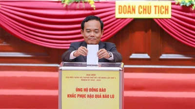 Đại biểu dự Đại hội Đảng bộ TP.HCM ủng hộ đồng bào thiệt hại do bão, lũ