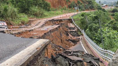 Đèo Khánh Lê sạt lở, mặt đường nứt toác sau nhiều trận mưa lớn
