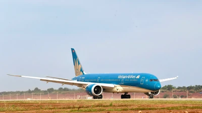 Clip: Từ buồng lái, khoảnh khắc lịch sử máy bay Boeing 787 đầu tiên hạ cánh xuống sân bay Long Thành