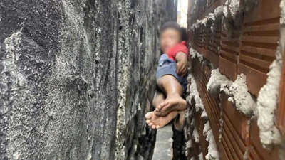 Giải cứu bé trai mắc kẹt giữa 2 bức tường ở TP.HCM