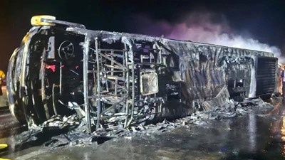 VIDEO: Xe buýt đâm dải phân cách rồi cháy trụi, thương tâm 25 người chết 