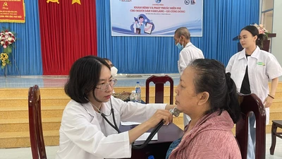 'Cùng ngư dân thắp sáng đèn trên biển': Bà con Tiền Giang vui mừng khi được bác sĩ đến thăm khám 