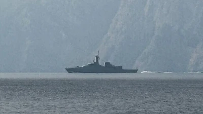 Chiến sự Trung Đông ngày 116: Mỹ-Iran mở đường dây nóng tại eo biển Hormuz; Ông Vance lên tiếng về đàm phán