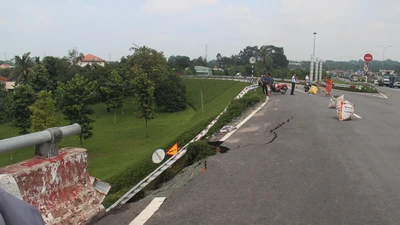 Sạt lở hơn 20 mét ở cầu vượt Thủ Đức