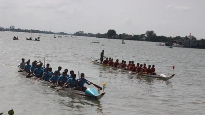 Tưng bừng lễ hội đua thuyền truyền thống