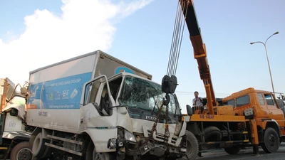 Năm người bị thương, bảy xe móp méo vì tai nạn liên hoàn