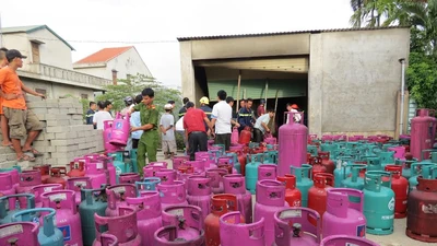 Tìm được một thi thể trong nhà tắm kho gas bị nổ