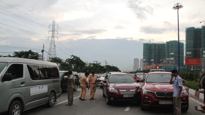 3 'xế hộp' hạng sang bị xe ben húc móp trên xa lộ Hà Nội