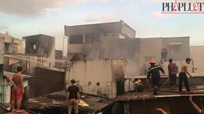 Cháy dữ dội hàng loạt căn nhà giữa trung tâm Sài Gòn