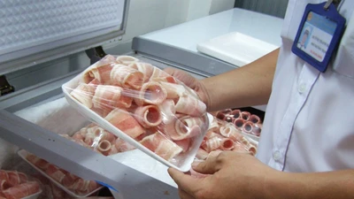 Cả tấn thịt không nguồn gốc đóng gói đẹp mắt chuẩn bị vào quán