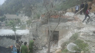 Chín người ngạt khí lò vôi, tám người tử vong