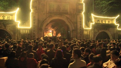 Dân ùn ùn cướp lộc sau giờ khai ấn đền Trần