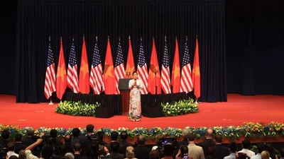 Ca sĩ Mỹ Linh hát Quốc ca trước Tổng thống Mỹ