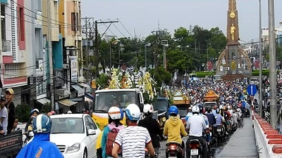Hàng ngàn người đưa tiễn gia đình 6 người tử nạn trong đám cháy