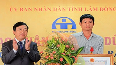 Tài xế Bắc nhận huân chương Dũng cảm