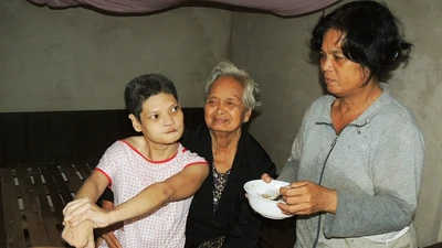 Cô con gái cả đời lặng thinh của ông lão đốt lò