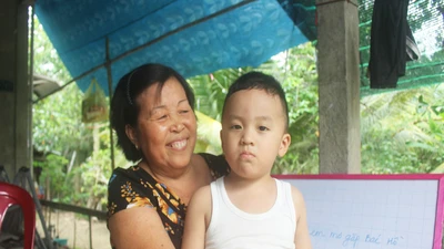 Bé trai 2,5 tuổi đã biết đọc tiếng Việt và tiếng Anh 