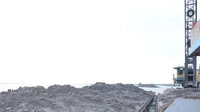 Lực lượng chức năng bắt quả tang một cần cẩu cát đang trộm cát trên sông Cổ Chiên. Ảnh: N.Đ