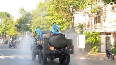 Bộ đội Hóa học Quân khu 9 phun thuốc khử khuẩn tại Tiền Giang