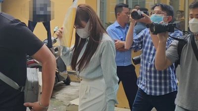 Trang Nemo đến tòa từ sớm, che mặt vào phòng xử