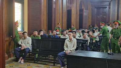 Đang xử 94 bị cáo trong băng 'hè nhau mặc áo cam' đi đập phá quán ốc