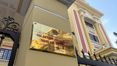 Sáng nay, tòa xét xử YouTuber Đinh Thị Lan vì loạt video liên quan bà Nguyễn Phương Hằng