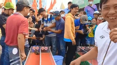 Thi đua cua tốc độ và biểu diễn trói cua ở Cà Mau