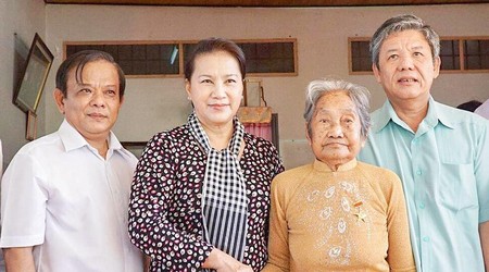 Chủ tịch Quốc hội dự ngày hội Đại đoàn kết ở Trà Vinh