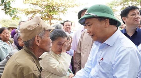 Thủ tướng: Không để dân vùng lũ đói, rét, màn trời chiếu đất