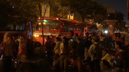 Cán bộ phường chung tay mang tết đến với dân nghèo