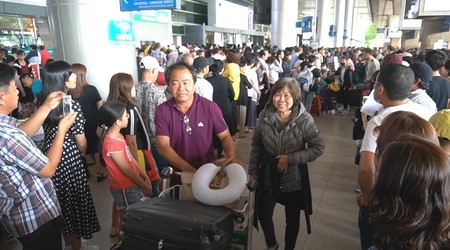Sân bay Tân Sơn Nhất: 'Biển người’ đón Việt kiều về ăn tết