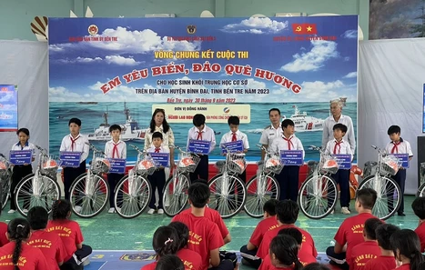 Cảnh sát biển Vùng 3 tặng quà, áo phao cho ngư dân Bến Tre