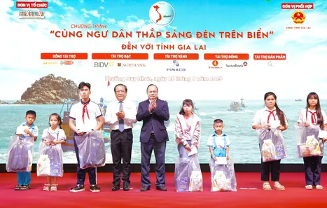 'Cùng ngư dân thắp sáng đèn trên biển': Chung tay xây dựng cộng đồng ngư dân văn minh