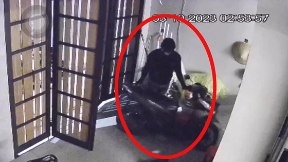 Video: Đột nhập nhà dân, 30 phút lấy trộm 2 xe máy