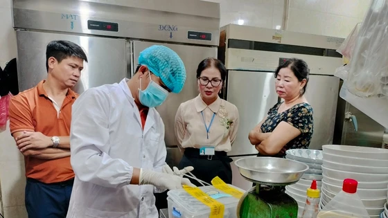 Bánh mì Phượng bị phạt 96 triệu, đình chỉ hoạt động 3 tháng