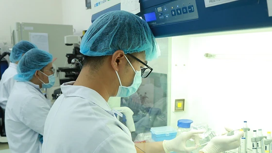 Sinh viên đang thực hành nghiên cứu tại trung tâm trực thuộc ĐH Quốc gia TP.HCM