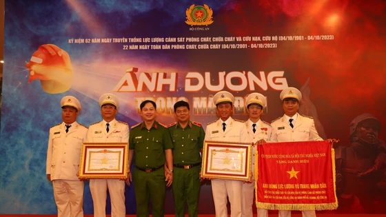 Trung tá Nguyễn Chí Thành đón nhận danh hiệu Anh hùng LLVT