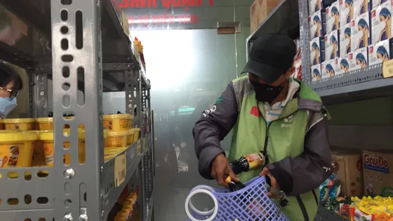 Quận 1, TP.HCM: Người nghèo đi siêu thị không phải trả tiền