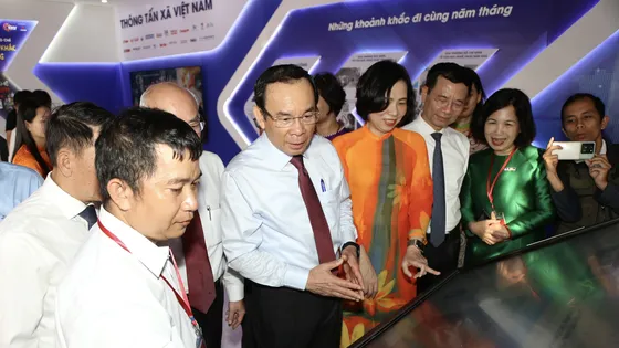 Đại biểu tham dự Hội Báo toàn quốc 2024 dâng hoa Chủ tịch Hồ Chí Minh